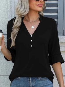 Elegante top nero con scollo a V, bottoni di perle e polsini a balze da donna