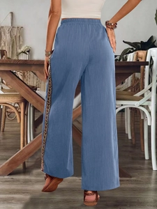 Rückansicht der High-Waist-Hose mit weitem Bein, Ethno-Spitzenbesatz und elastischem Bund