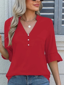 Camicia rossa in chiffon con scollo a V, bottoni di perle e maniche a 3/4 a balze