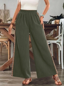 Detail der High-Waist-Hose mit weitem Bein und böhmischem geometrischem Muster-Seitenband