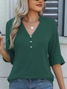 Elegante camicetta verde scuro con scollo a V, bottoni di perle e maniche a balze