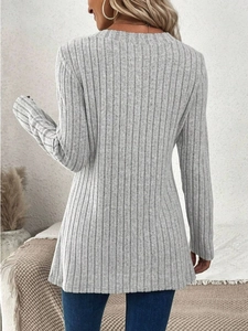 Detailansicht der Rückseite des grauen gerippten Langarmshirts mit schmaler Passform