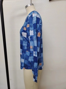 Gros plan sur l'imprimé patchwork vintage sur tissu tricoté aux blocs de couleur bleue