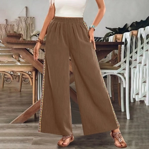Damenhose in Braun mit hoher Taille, weitem Bein und seitlichen Ethno-Streifen