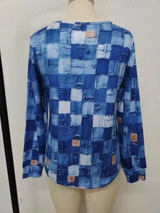 Gros plan du tissu léger avec imprimé denim patchwork bleu sur le haut à manches longues