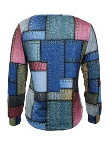 Vue détaillée du motif patchwork denim rétro et des textures de couture sur le haut en maille