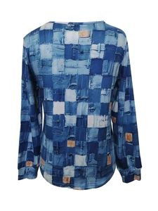 Détail de l'imprimé patchwork en denim bleu sur ce haut décontracté à manches longues