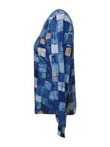 Détail du haut à manches longues pour femmes avec motif imprimé patchwork en jean bleu