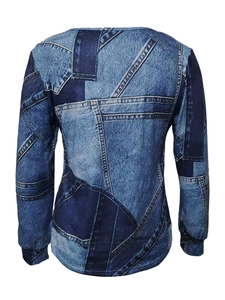 Vue arrière détaillée d'un t-shirt en tricot avec imprimé patchwork denim réaliste