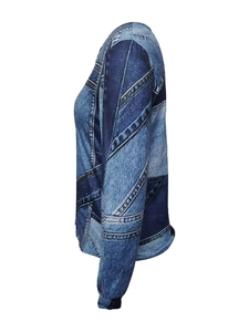 Détail d'un t-shirt à manches longues décontracté avec impression numérique 3D denim vintage