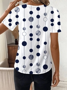 Vista posteriore di una t-shirt bianca da donna con scollo a V e motivi geometrici blu