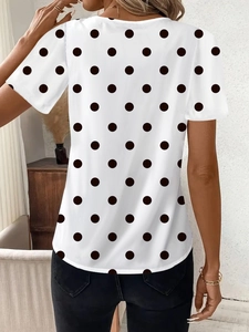 Vista posteriore della maglietta bianca da donna con pois neri e stile con scollo a V