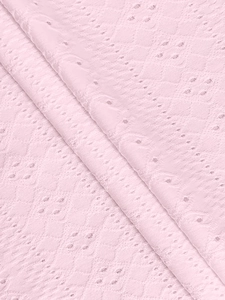 Nahaufnahme von rosa Spitzenstoff mit aufwendiger Diamant-Hohlstickerei-Details
