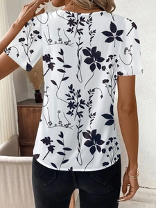 Vista posteriore di una camicetta bianca a fiori con scollo a V e maniche corte
