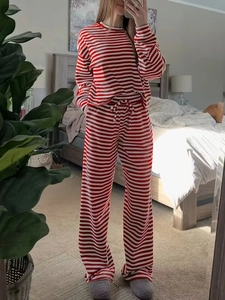 Detail van een rood-wit gestreepte pyjamaset van zacht breisel met trekkoord in taille