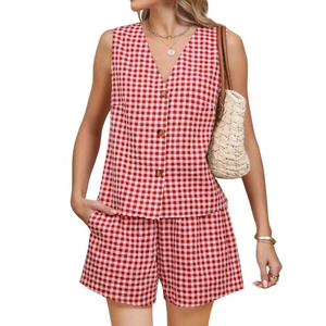Dames tweedelige rood-wit geruite zomerset met V-hals vest met knopen en korte broek