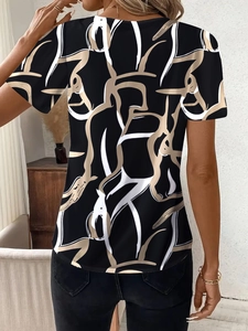 Vista posteriore di una t-shirt casual nera a maniche corte con stampa astratta color cachi