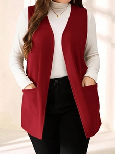 Dettaglio del gilet bordeaux da donna senza maniche con grandi tasche applicate frontali