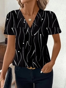 Dettaglio maglietta donna nera scollo a V con stampa astratta a pois e linee bianche