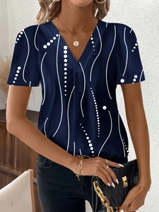Dettaglio del top da donna blu scuro con scollo a V e stampe astratte bianche alla moda