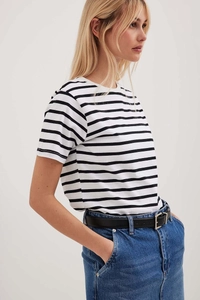 Detailansicht eines gestreiften Damen-T-Shirts mit Rundhalsausschnitt und Denim-Jeans