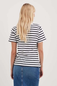 Rückansicht eines schwarz-weiß gestreiften Rundhals-T-Shirts mit Jeansrock