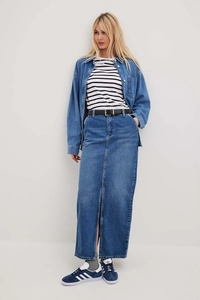 Detail eines gestreiften Baumwoll-T-Shirts unter einem dunklen Jeanshemd für Casual-Look