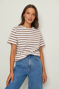 Detailaufnahme des weichen, braun-weiß gestreiften Damen-T-Shirts mit Rundhalsausschnitt