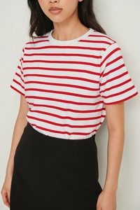 Nahaufnahme des rot-weiß gestreiften Strickstoffs an einem schmal geschnittenen T-Shirt