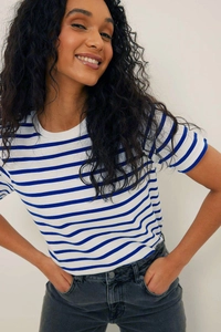 Detailansicht des atmungsaktiven Baumwollstoffs am blau-weiß gestreiften T-Shirt