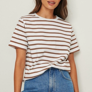 Damen Kurzarm-T-Shirt mit Rundhalsausschnitt und braunen Streifen aus Baumwolle