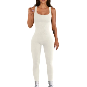 Detail der Rippstrick-Textur bei diesem cremeweißen ärmellosen Bodycon-Jumpsuit