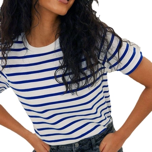 Damen Kurzarm-T-Shirt mit Streifen und Rundhalsausschnitt, kombiniert mit Jeans