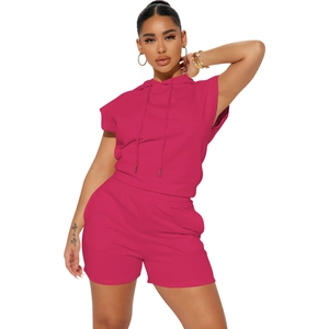 Detalle del conjunto deportivo fucsia con sudadera con capucha y pantalones cortos