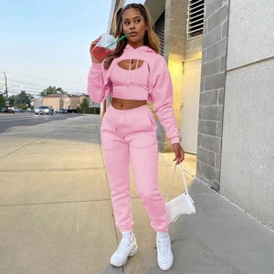 Vue détaillée de l'ensemble de survêtement rose 3 pièces avec sweat à capuche et jogging
