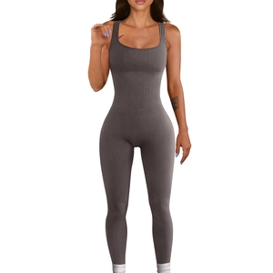 Detailaufnahme von dunkelgrauem ärmellosem Ripp-Jumpsuit mit elastischer Textur und Passform