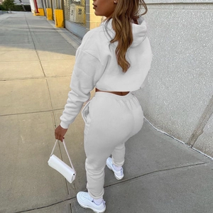 Vue arrière à 45 degrés d'un ensemble sweat à capuche blanc court et jogging sur un mannequin