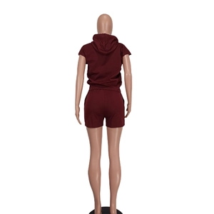 Vista posterior del conjunto deportivo de dos piezas con sudadera borgoña y pantalón corto