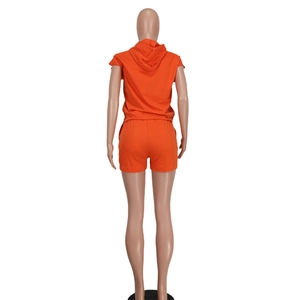 Vista trasera del conjunto deportivo naranja de dos piezas con top con capucha y pantalones