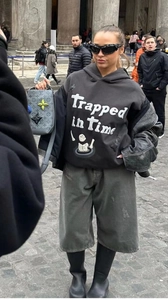 Dettaglio felpa con cappuccio grigia street style con scritte 3D Trapped in Time