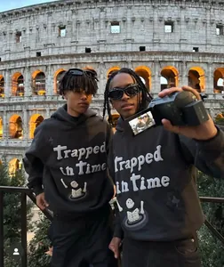Dettaglio della felpa Travis grigio antracite con stampa gommata Trapped in Time e graffiti