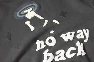 Dettaglio felpa con cappuccio e stampa 3D puff con grafica UFO e testo 'no way back'