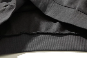 Dettaglio della fodera in pile grigio antracite e delle cuciture a coste del cappuccio