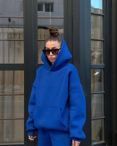Nahaufnahme des Oversize-Hoodies in Klein-Blau mit Tasche und dicker Textur