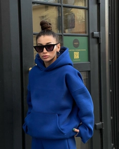 Detail des Kleinblauen Oversized-Hoodie-Sets mit Rippbündchen und Kängurutasche im Detail