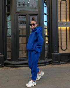 Streetstyle-Foto einer Frau in einem blauen Oversized-Hoodie und passender Jogginghose