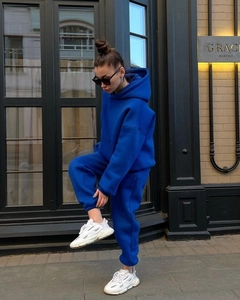 Trainingsanzug-Set aus tiefblauem Baumwollvlies mit Kapuzenpullover und Jogginghose im Freien