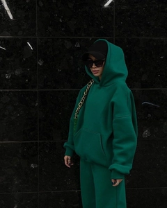 Detailansicht des smaragdgrünen Oversize-Hoodies mit Kängurutasche und passender Hose