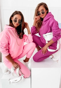Detailansicht der pinkfarbenen und violetten Trainingsanzüge mit Kapuzenpulli für Damen