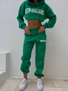 Detailansicht des dunkelgrünen New Orleans Fleece-Sportanzugs mit weißem Buchstaben-Druck